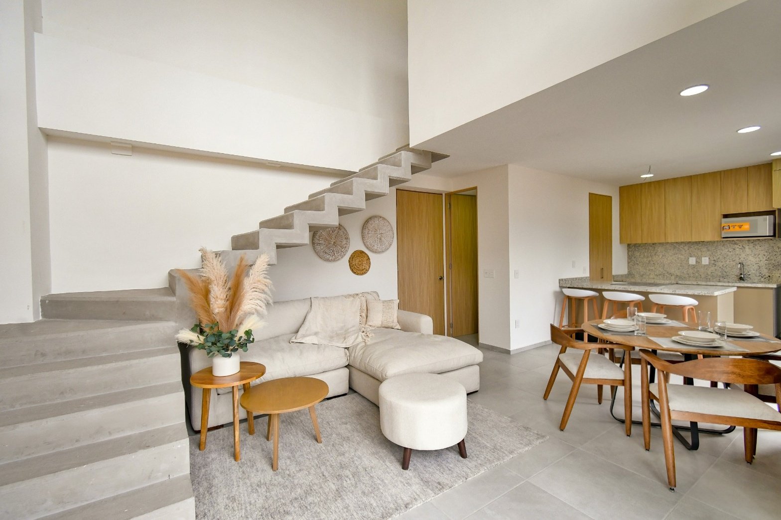 Sala con escalera loft